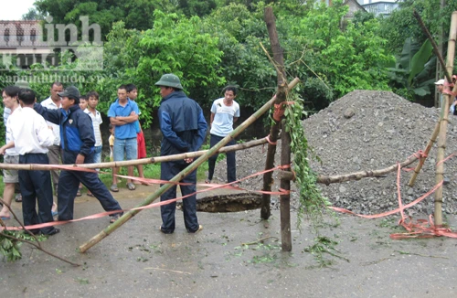 25 khối đất đá để lấp sông ngầm trên đường quốc lộ