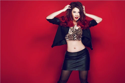 Thanh Thảo tự tin khoe eo thon gợi cảm