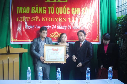 Trao bằng Tổ quốc ghi công cho Phó giám đốc sở hi sinh khi cứu trợ lũ lụt