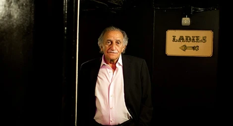 Đối mặt ông chủ 80 tuổi của hộp đêm thoát y