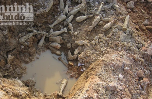 Tranh nhau "hôi" bom bi, bán sắt vụn