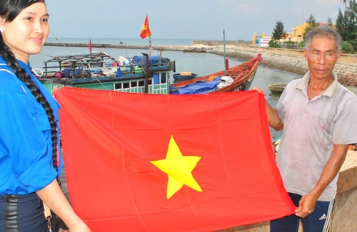 Thêm 900 lá cờ Tổ quốc tung bay trên ngư trường Hoàng Sa