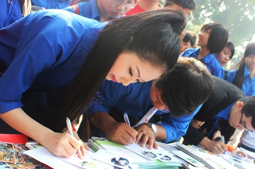 Hoa hậu Ngọc Anh rạng rỡ trong màu áo xanh tình nguyện