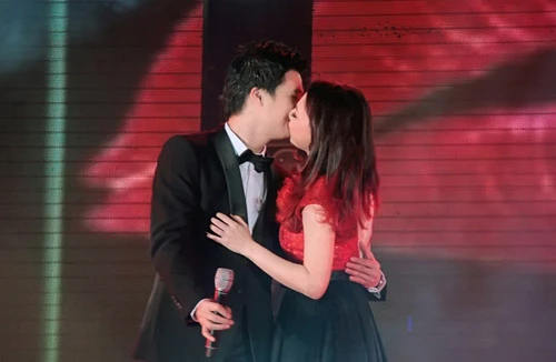 Quang Dũng hôn Thanh Thảo đắm đuối trên sân khấu