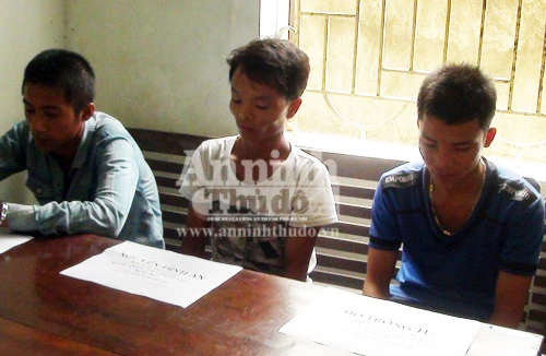 “Sướng” tay lấy đá “chọi” xe... cho vui