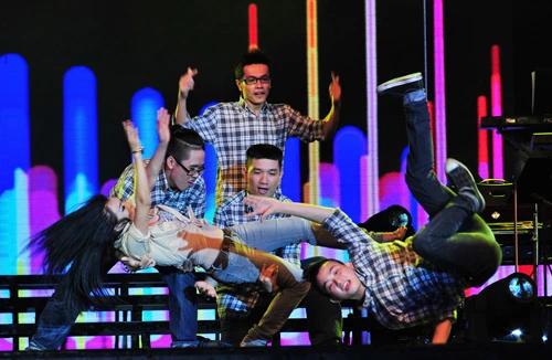 Phương Thanh "trổ tài" nhào lộn trên sân khấu