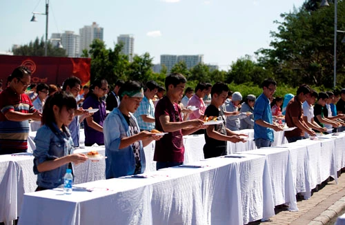 Hàng trăm thí sinh "đội" nắng, chờ thi tài cùng Vua đầu bếp