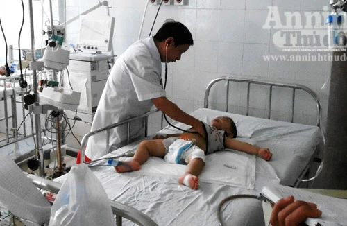 Cứu sống 2 cháu bé bị máu nhiễm độc
