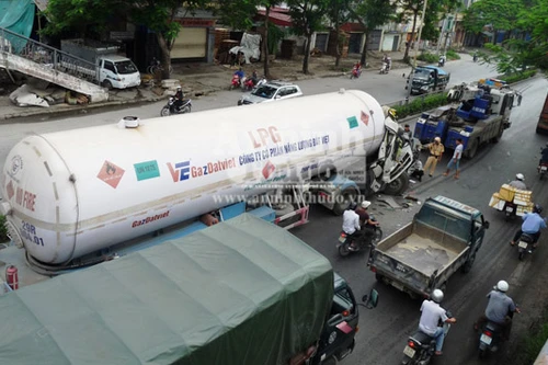 "Hung thần" xa lộ đối đầu, tài xế may mắn thoát chết