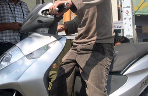 Vờ va chạm giao thông để cướp xe máy