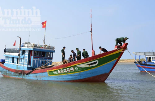 Bắt quả tang tàu cá chở hơn 66kg thuốc nổ