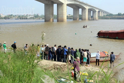 Đang nỗ lực tìm kiếm thi thể nạn nhân dưới chân cầu Thanh Trì