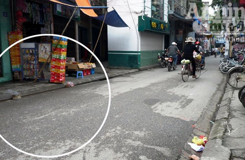 Một thanh niên mới bị đâm chết gục bên đường, tay vẫn cầm dao