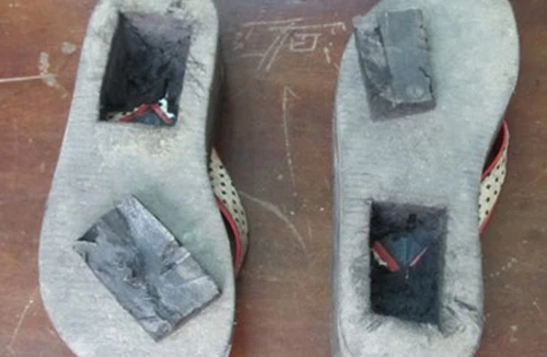 Phát hiện một phạm nhân giấu ma túy dưới dép