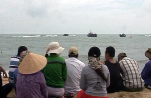 Sóng nhấn chìm tàu cá lúc nửa đêm, 17 thoát chết trong gang tất