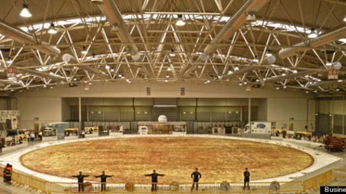 Pizza khổng lồ mừng Noel: Đường kính 40m