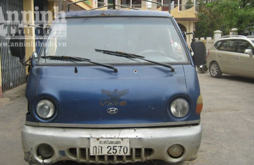 Phát hiện xe biển kiểm soát Lào chở gỗ lậu