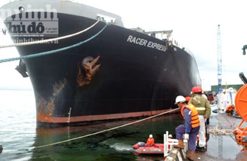 Vỡ đường ống làm 1.000 lít dầu tràn trên cảng biển Dung Quất