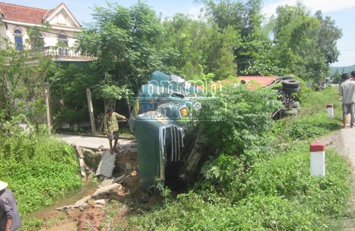 Mất lái, container chở hơn 100 xe máy lật "chổng vó"