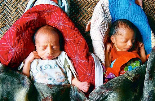 Kỳ lạ ngôi làng có hơn 100 cặp song sinh