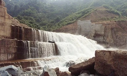 Vỡ đập thủy điện Đak Rông 3: Dùng tay bẻ được...bê tông