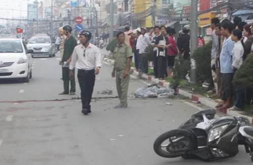 Xe máy chở 3 đâm vào trụ điện, 2 người tử vong