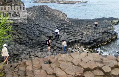 Chụp ảnh tết, trượt chân rơi xuống biển mất tích