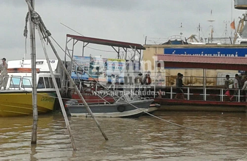 Bất chấp lệnh cấm, tàu cao tốc vẫn đưa 40 hành khách ra đảo