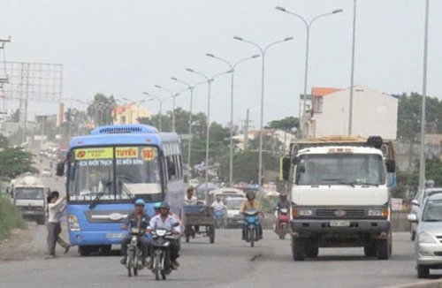 Bắt lái xe, phụ xe đánh nhau vì tranh giành khách 