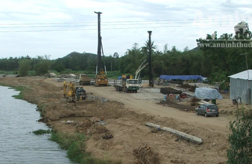 Xây kè… nguy cơ uy hiếp khu dân cư