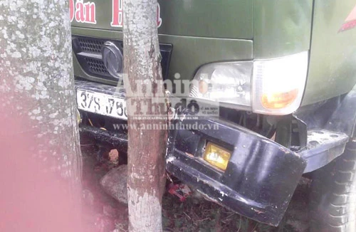 Chặn xe trôi dốc, tài xế bị xe cán ngang người