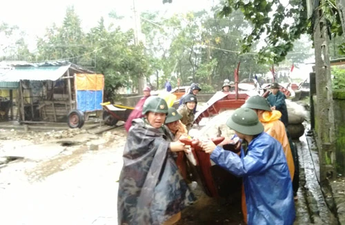 Di dời hàng chục nghìn dân ứng phó với bảo số 10