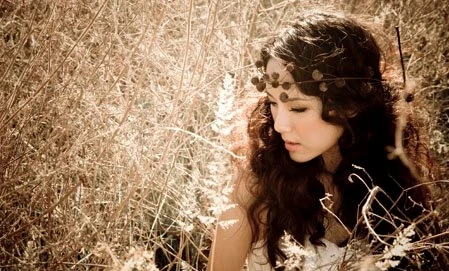 Phương Linh "lạc bước" trên đồng cỏ hoang