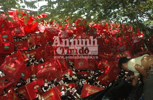 Hàng chục ngàn chai bia đổ nhào vào nhà dân