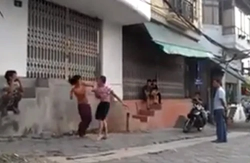 Vợ rủ tình nhân dùng roi điện và gậy gỗ đánh chồng thành tàn phế