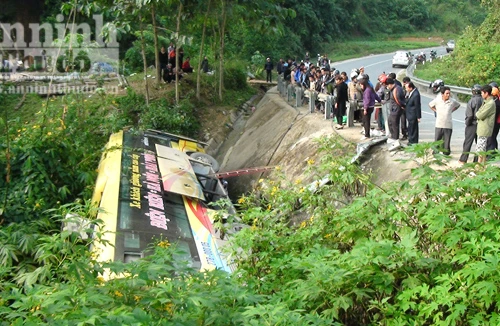 Lật xe khách, hơn 20 người thoát chết