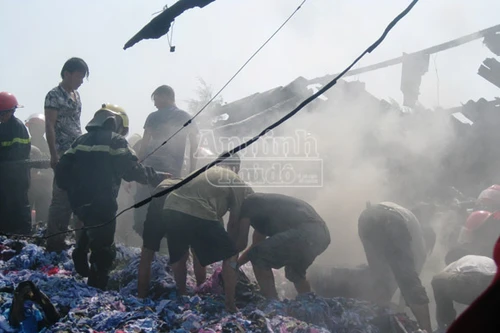 Bà hỏa thiêu rụi xưởng bông, vải gây thiệt hại 3 tỷ đồng