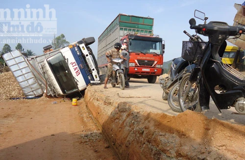Xe chở dăm lật úp xuống hố công trình
