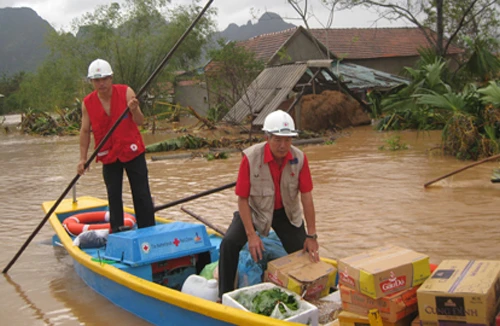 Cứu trợ khẩn cấp hơn 2 tỷ đồng cho đồng bào miền Trung bị bão lũ