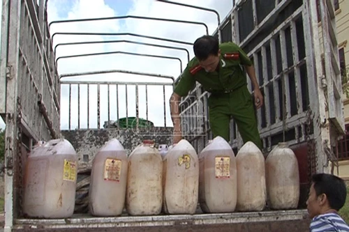 Phát hiện vụ vận chuyển 600 lít mỡ động vật không rõ nguồn gốc