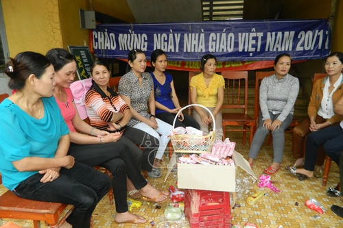 Đắng lòng, giáo viên vùng lũ ăn mì tôm sống mừng ngày 20-11