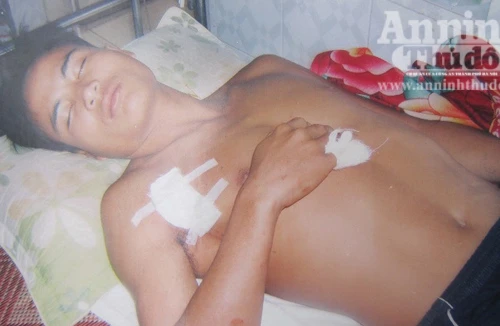 Côn đồ lao vào nhà chém người, bị chủ nhà quật ngã bắt giữ