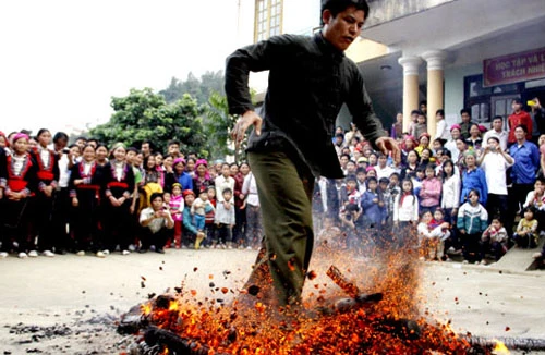 Rợn người xem cảnh chân trần nhảy vào giữa đống lửa đỏ rực