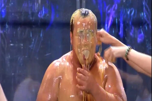 Hiếu Hiền bị lột đồ, đổ trứng lên đầu khi vừa bước lên sân khấu