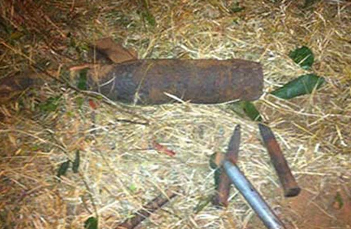 Cưa đầu đạn 105 ly để lấy thuốc nổ, 2 người chết thảm