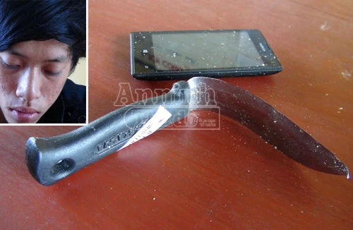 Chủ nợ may mắn thoát chết nhờ... dao bị cong