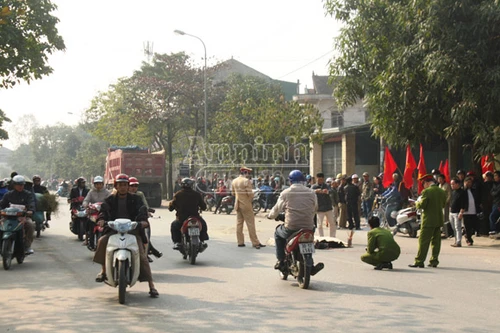 Xe tải kéo xe máy hơn 50m, một người chết thảm