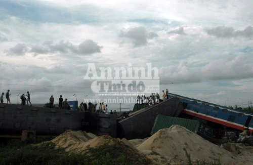 Container lao đầu vào tàu hỏa, hất tung 3 toa tàu khỏi đường ray