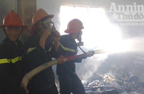 Một chiến sĩ bị thương khi nỗ lực dập tắt đám cháy ở xưởng gỗ