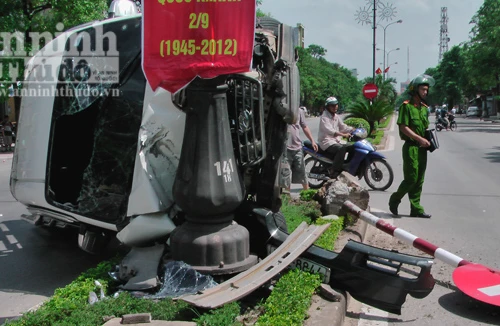 Ô tô lao vào dải phân cách, 2 người thoát chết